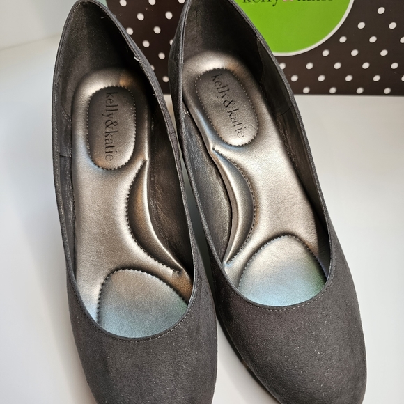 KELLY & KATIE PUMPS, SIZE 8 - Picture 4 of 9